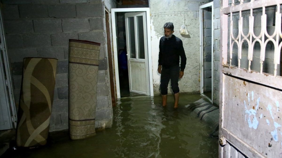 Adana'da bazı evleri su bastı