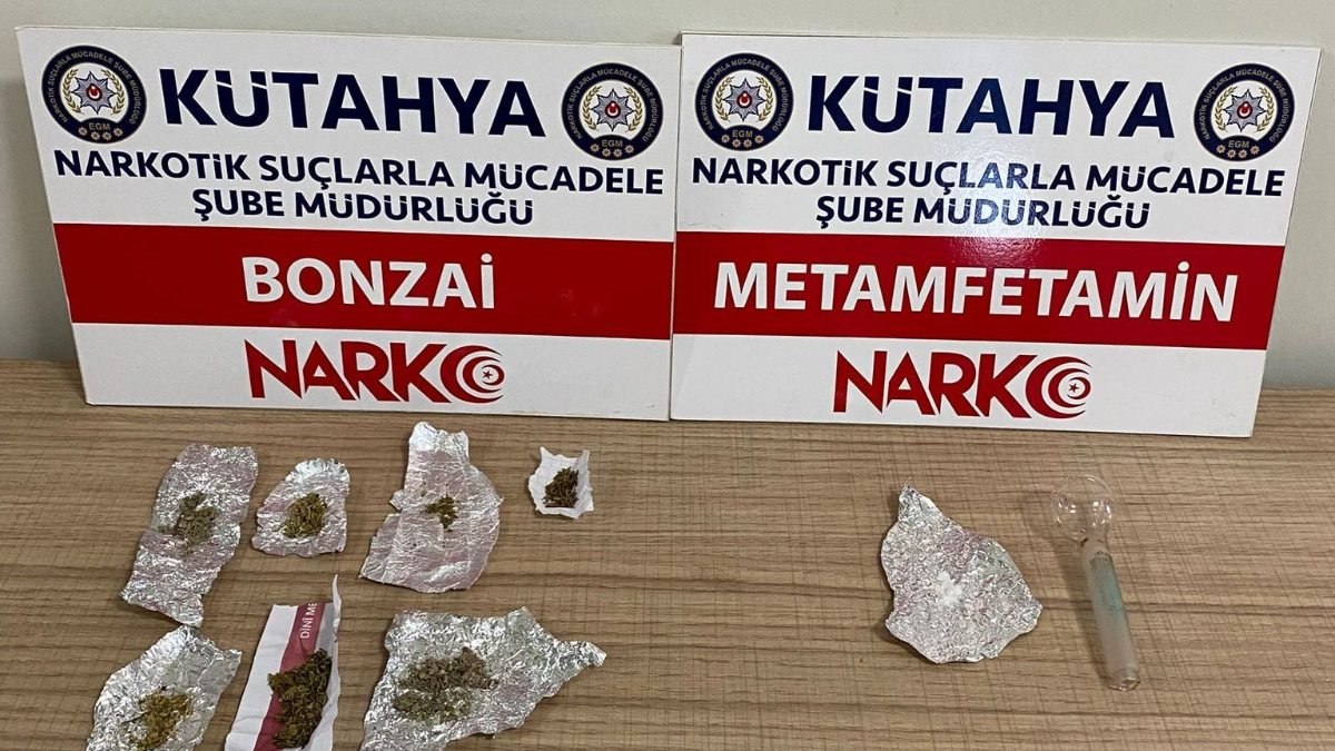 Kütahya’da 5 kişinin üzerinden uyuşturucu madde ve silah çıktı