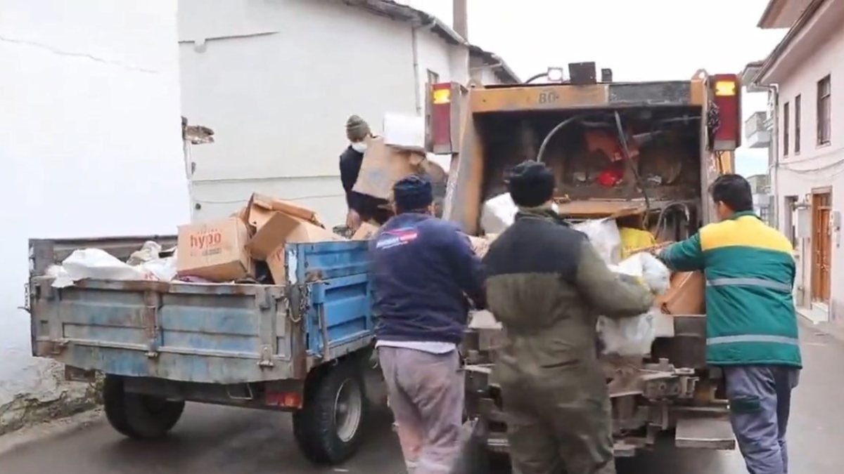 Sakarya’da evden 4 ton çöp çıkarıldı