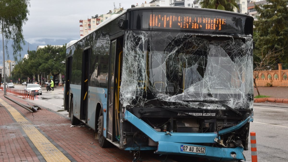 Antalya'da özel halk otobüsü 9 araca çarptı