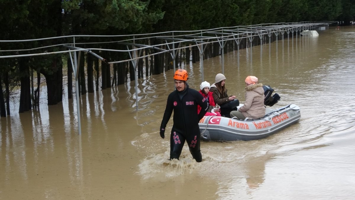 Manavgat'ta aşırı yağış: Kızılot Karpuz Çayı taştı