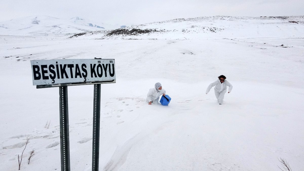 Ardahan'da sağlıkçıların kar, tipi ve fırtınalı aşı mesaisi