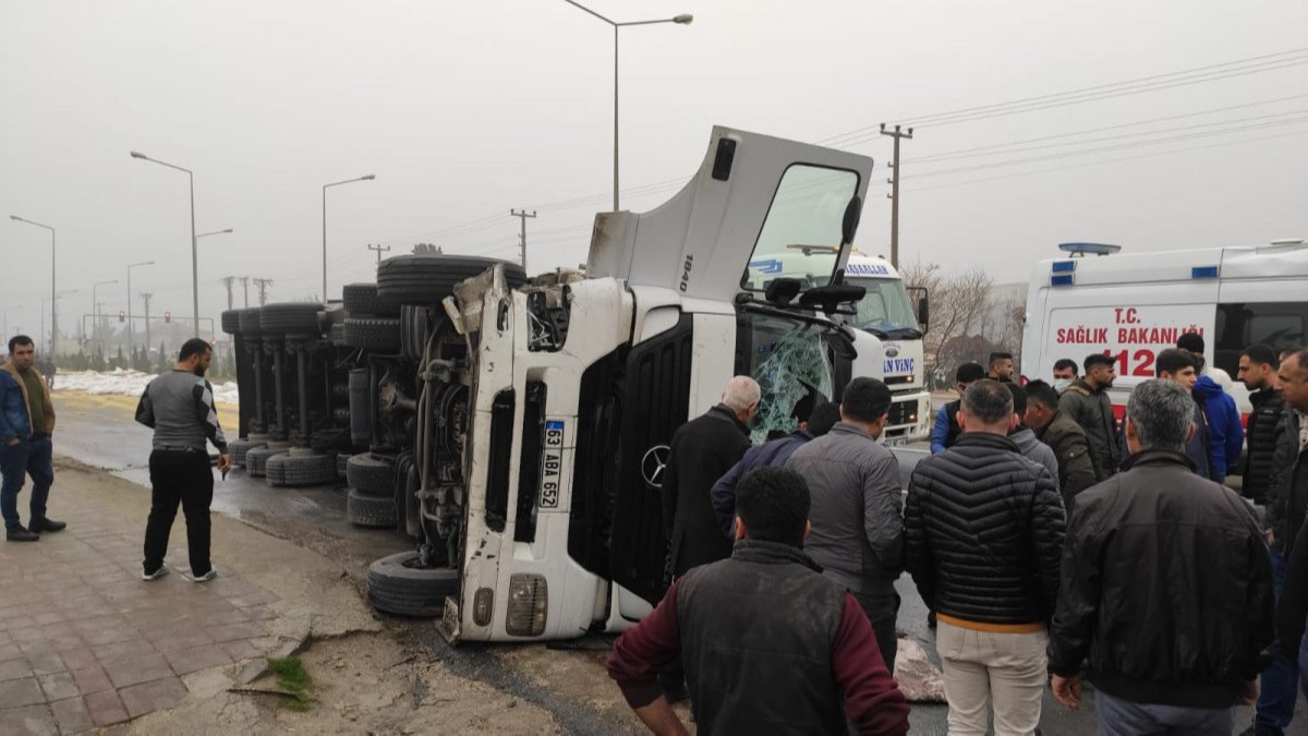 Mardin'de ambulans bekleyen tır şoförü, önce otomobildekilerin durumunu sordu