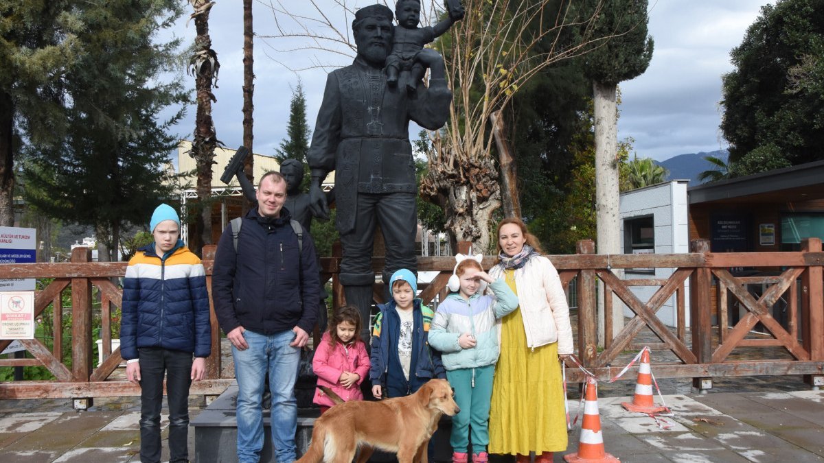 Demre’deki Akdenizli Noel Baba heykeli, yeniden yerine yerleştirildi