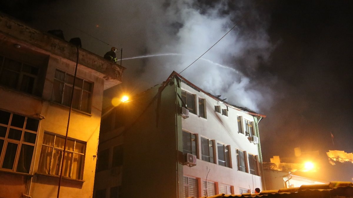 Kastamonu'da bir evde çıkan yangın kamu binasına zarar verdi