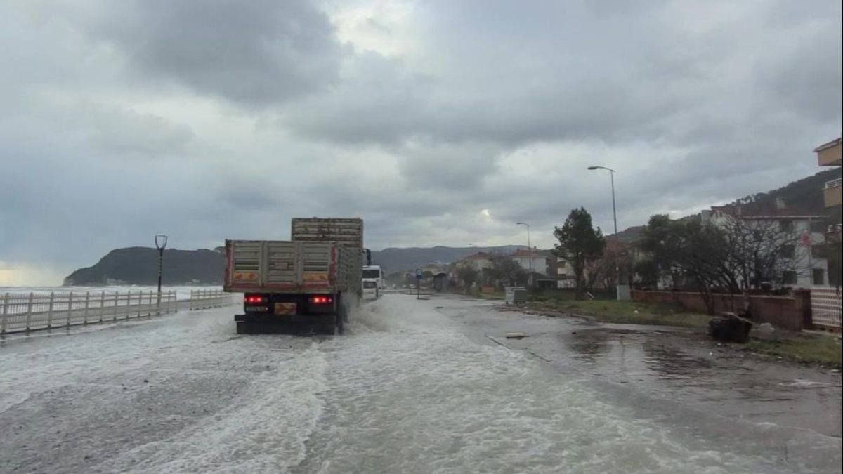 Kastamonu'da dalgaların vurduğu sahil yolu su altında kaldı
