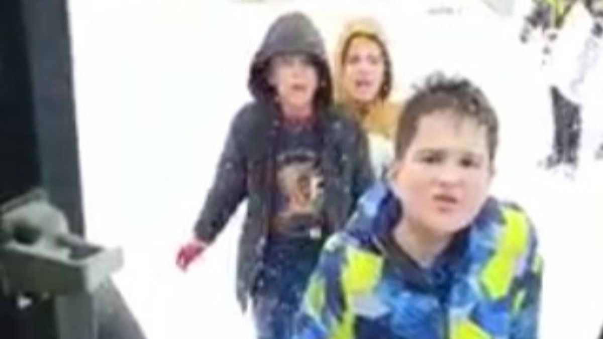 Kastamonu'da karda kayan çocukların kepçe operatöründen isteği: Yolları kürüme