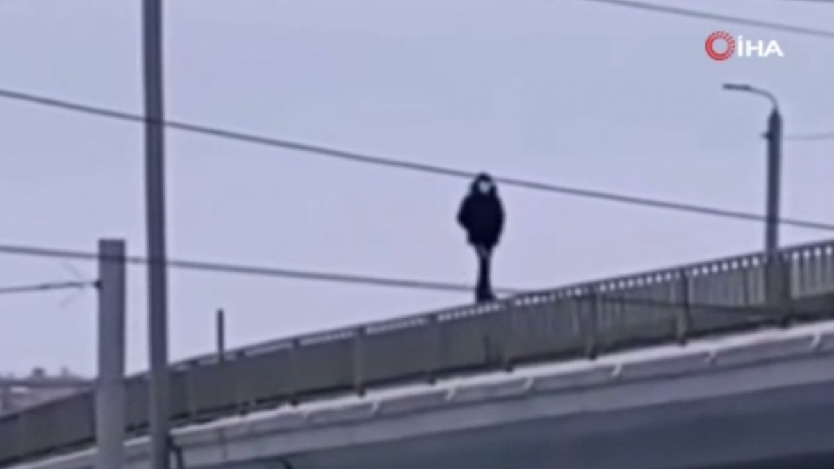 Rusya'da bir kişi otoyol köprüsünü korkuluklardan yürüyerek geçti