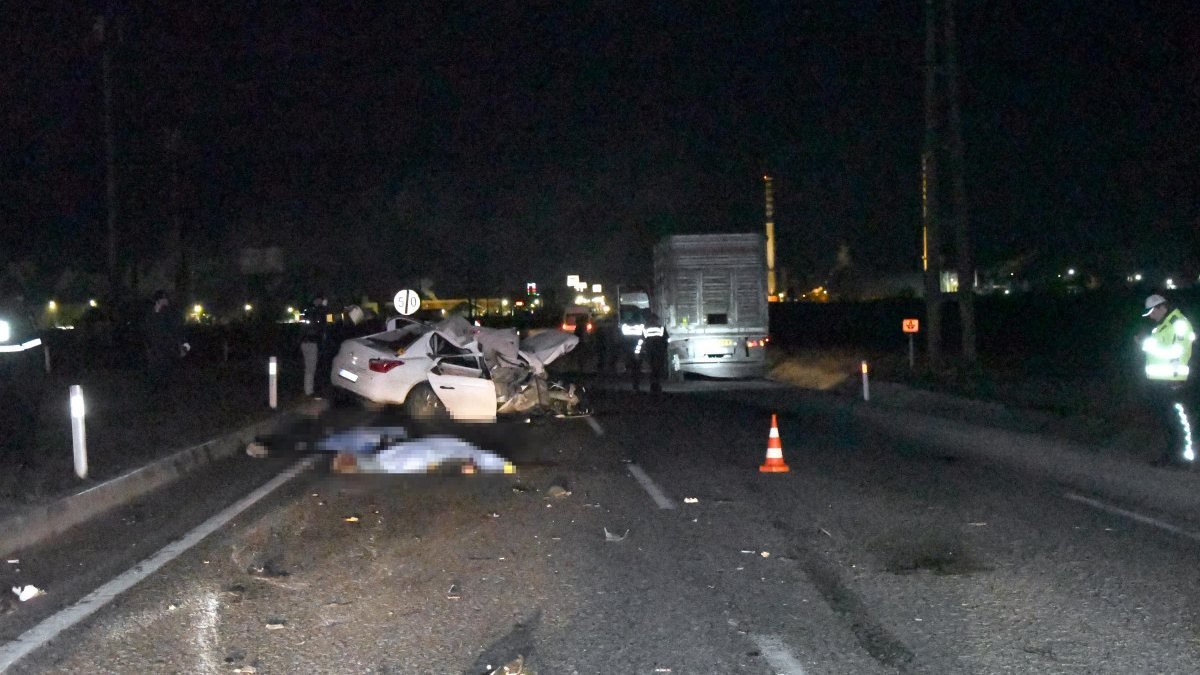 Tekirdağ'da önündeki tıra çarpan araçtaki 2 kişi öldü