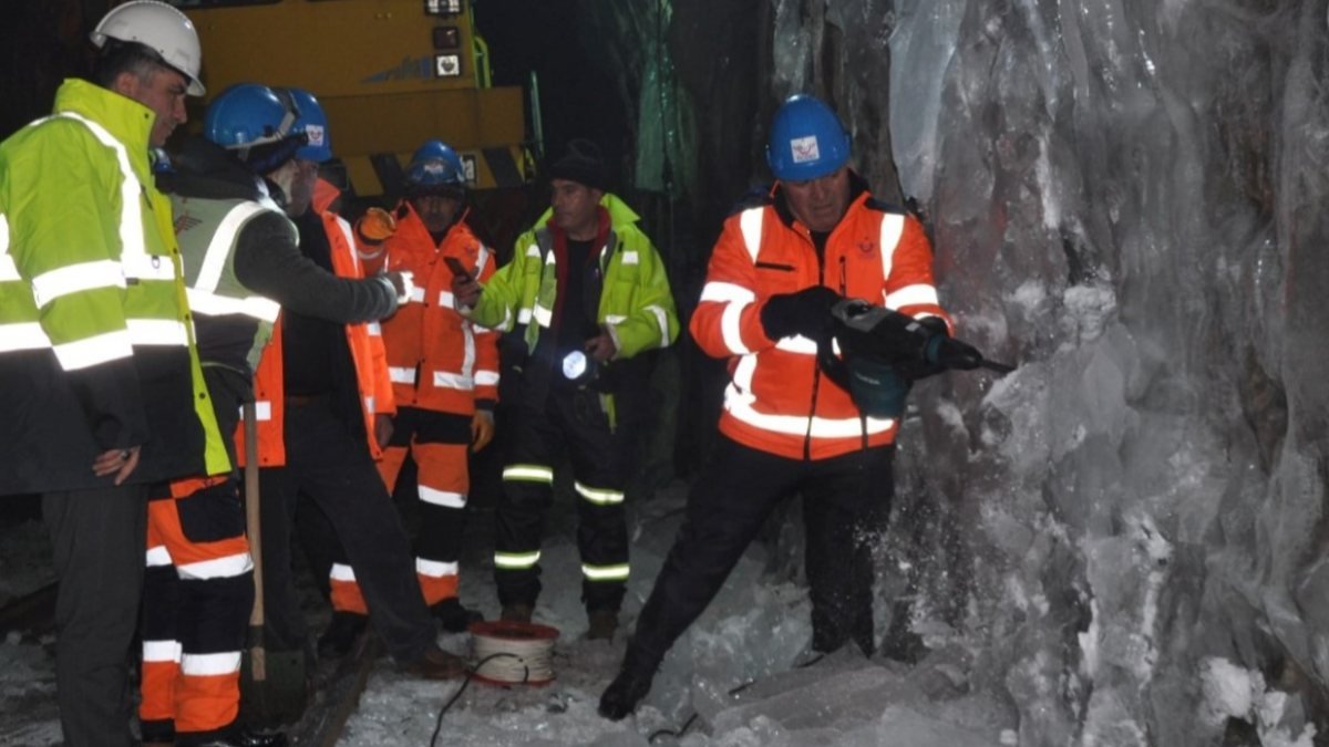 Aşıt Tüneli'nde buz kırma çalışmaları başladı