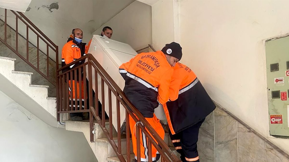 Bayrampaşa'da kapıları baltalanan kiracılar başka eve taşındı