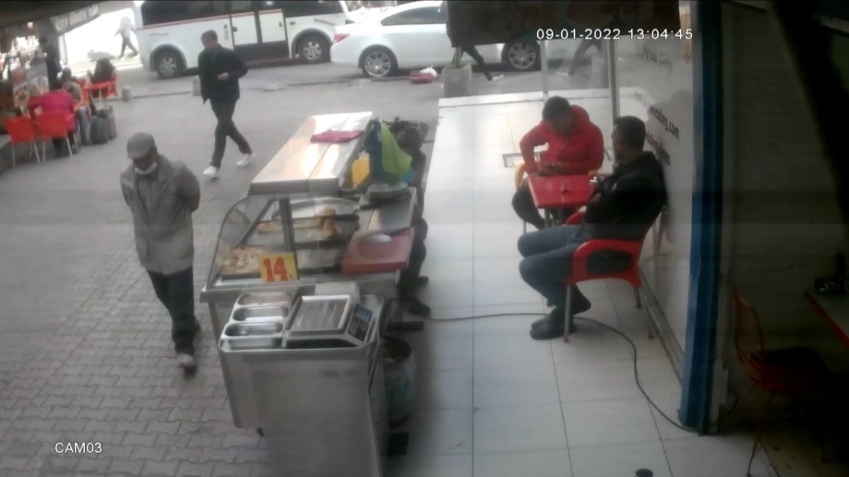Adana'da yaşlı adamın telefonunu çalan şahıs yakalandı