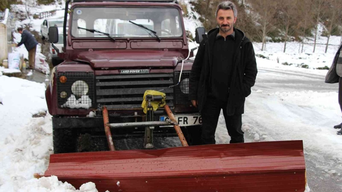 Trabzon’da, kendi yaptığı kar küreme aracıyla yolları açtı