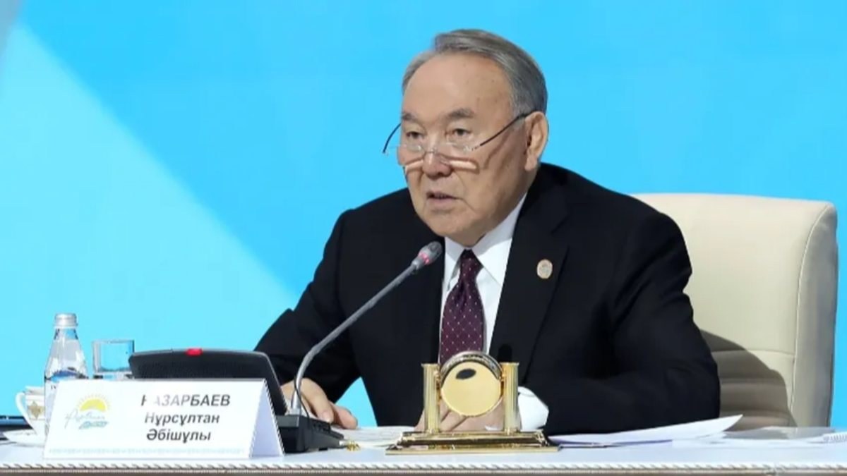 Kazakistan'da Nazarbayev ortaya çıktı: Hiçbir yere gitmedim