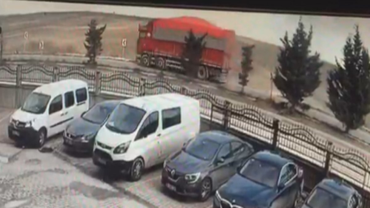 Arnavutköy'de şoförün öldüğü kamyonun devrilme anı kamerada