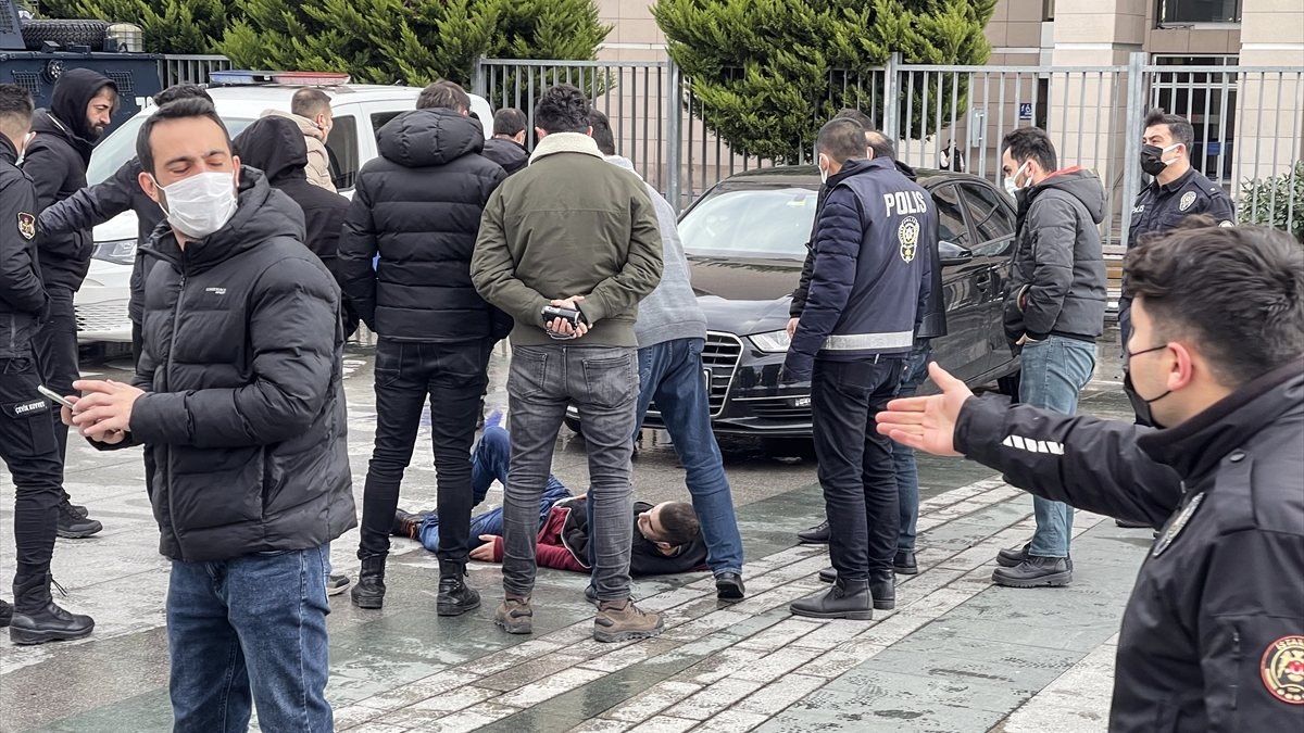 Çağlayan'da adliye önünde polise bıçaklı saldırı