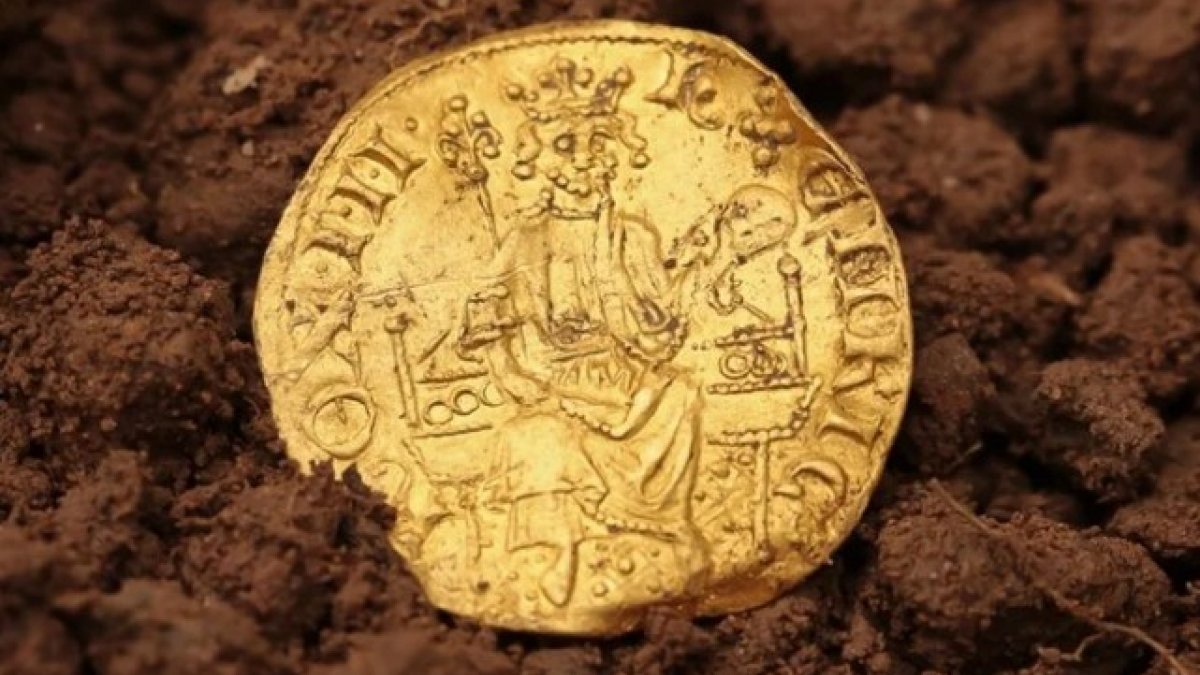 İngiltere'de bir defineci 7 milyon liralık altın para buldu