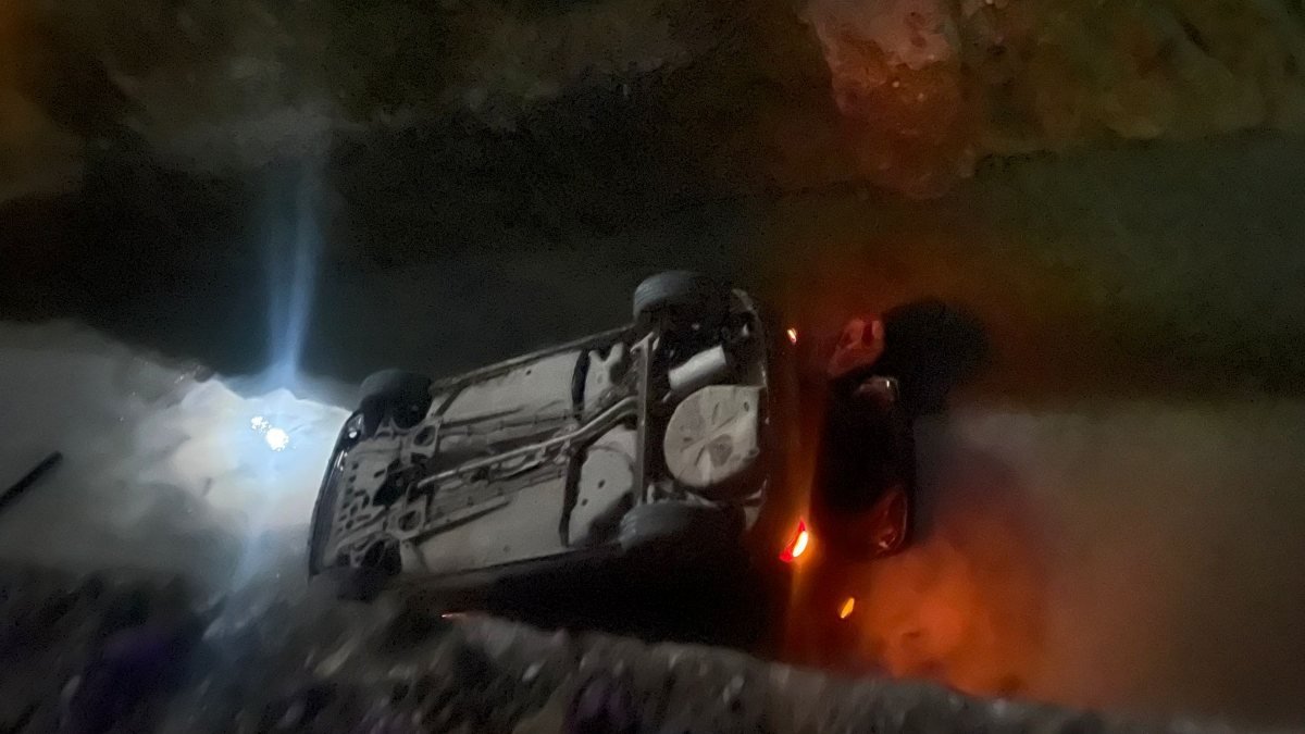 Sakarya'da otomobil kanala düştü: 3 yaralı