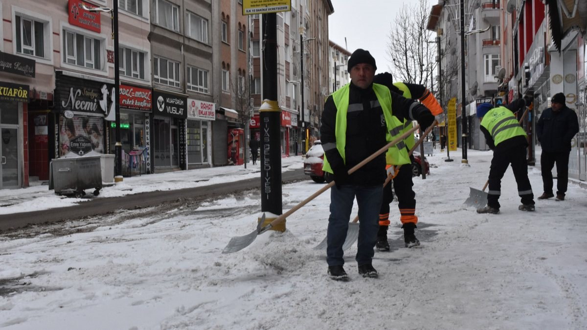 Sivas'ta kar yağışı nedeniyle 780 yerleşim yeri ulaşıma kapandı