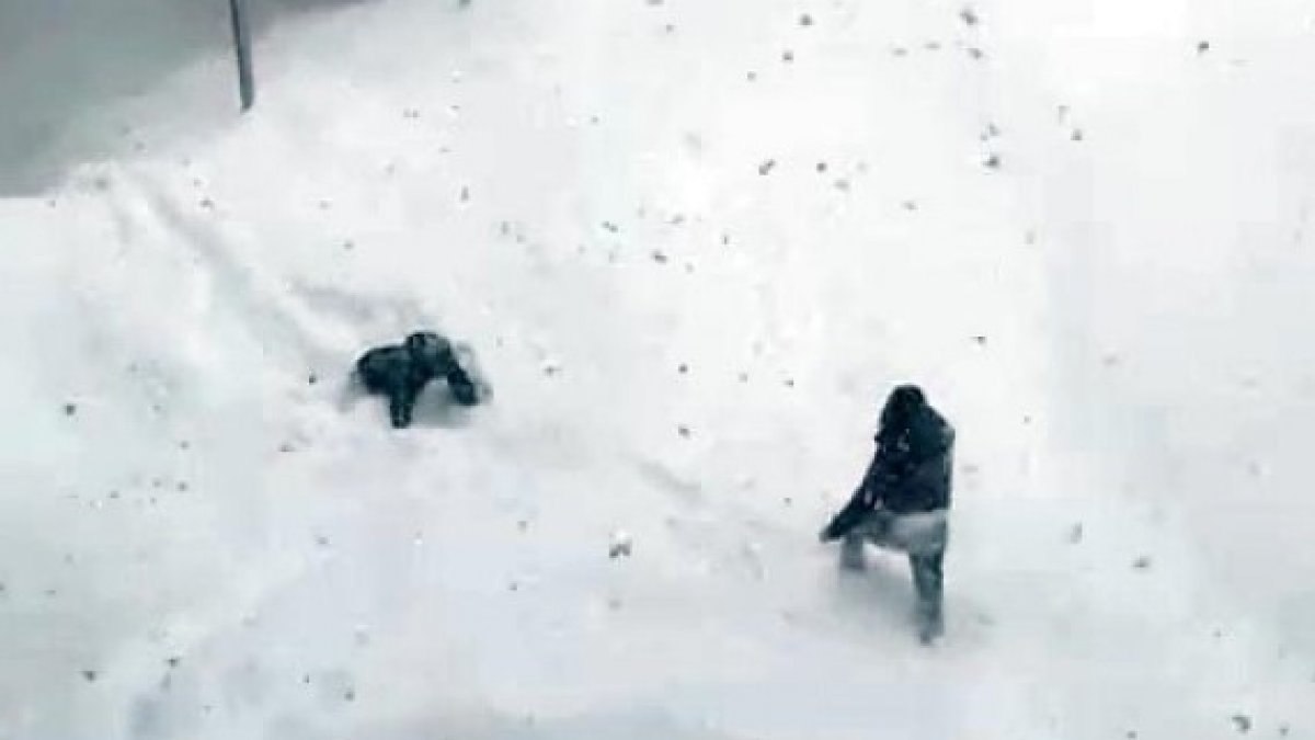 Bolu'da 2 kişi çatıdan düşen kar kütlesinin altında kalmaktan kıl payı kurtuldu