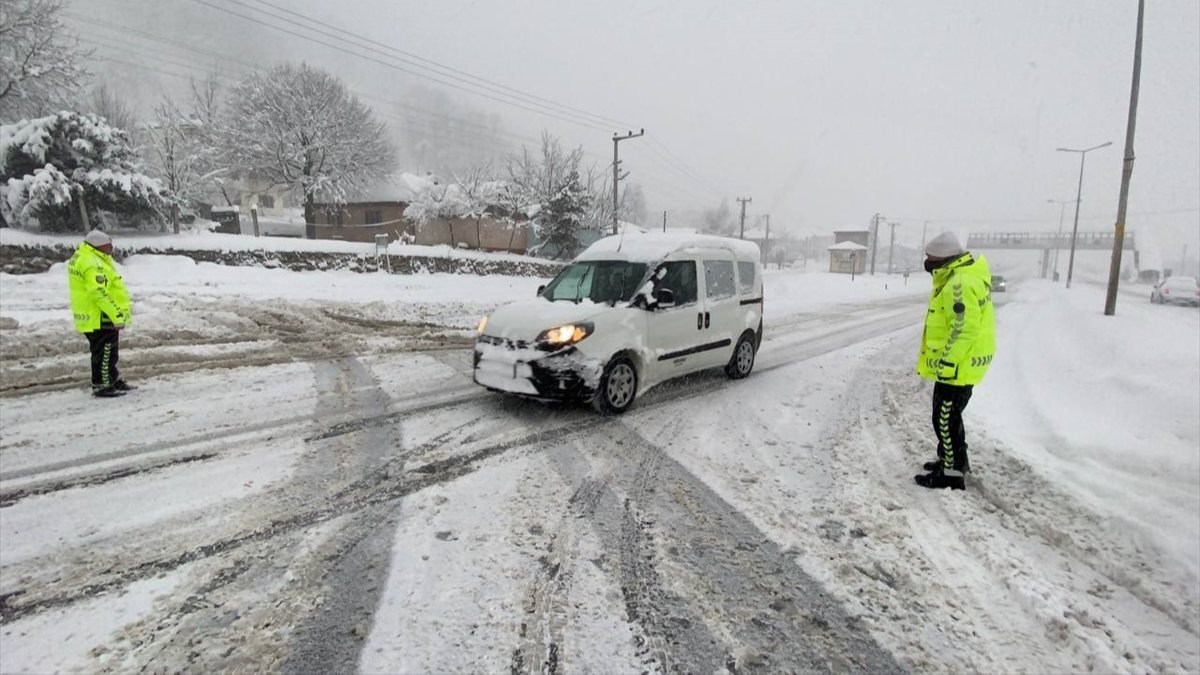 Bolu'da ulaşım, kar yağışı nedeniyle aksadı