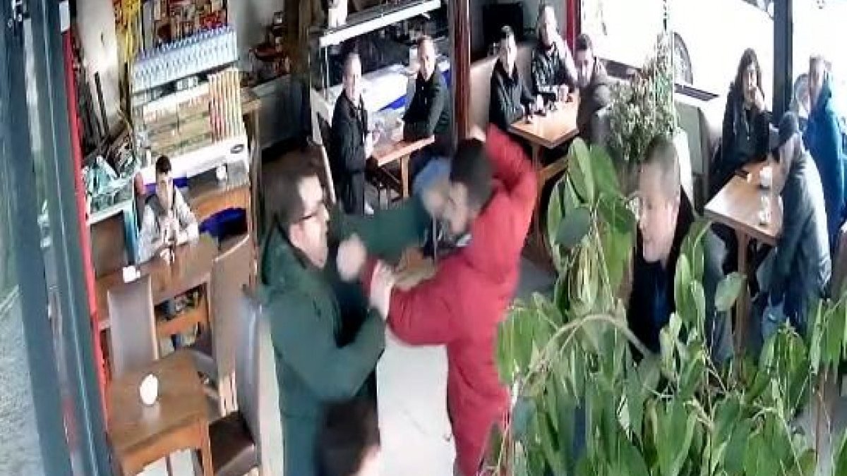 Sancaktepe'de kafe basıp, direksiyon öğretmenini dövdüler