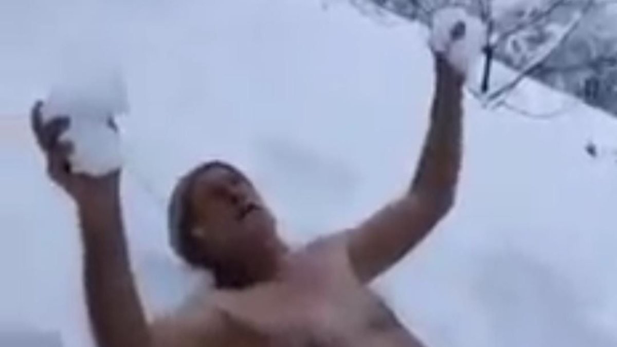 Rize'deki adam, yarı çıplak kar banyosu yaptı