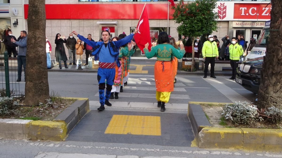 Antalya'da dikkat çekmek için yaya geçidinde folklor oynadılar