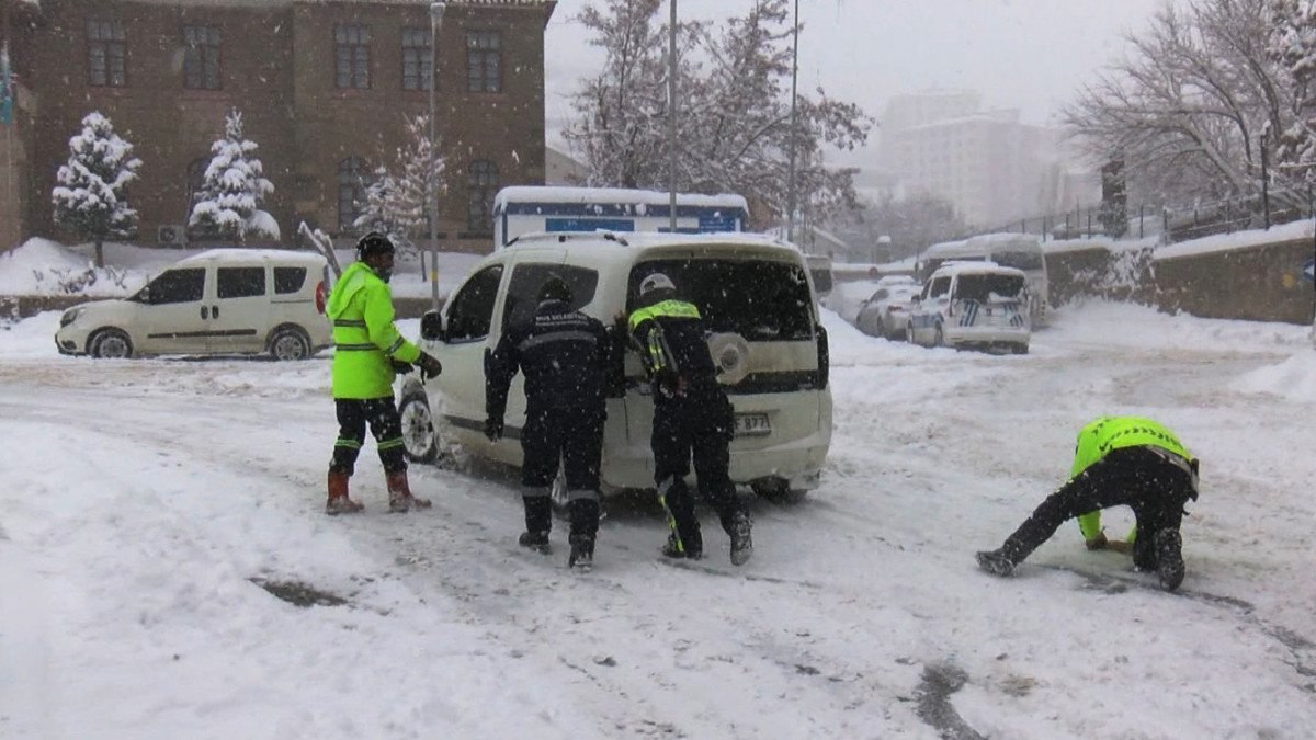 Muş’ta, yolda kalan araçları polis ekipleri itti