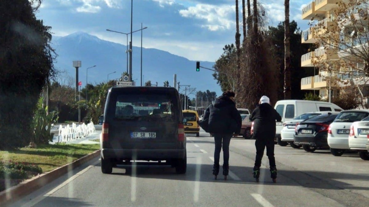 Antalya’da, patenli gençlerin trafikteki tehlikeli yolculuğu