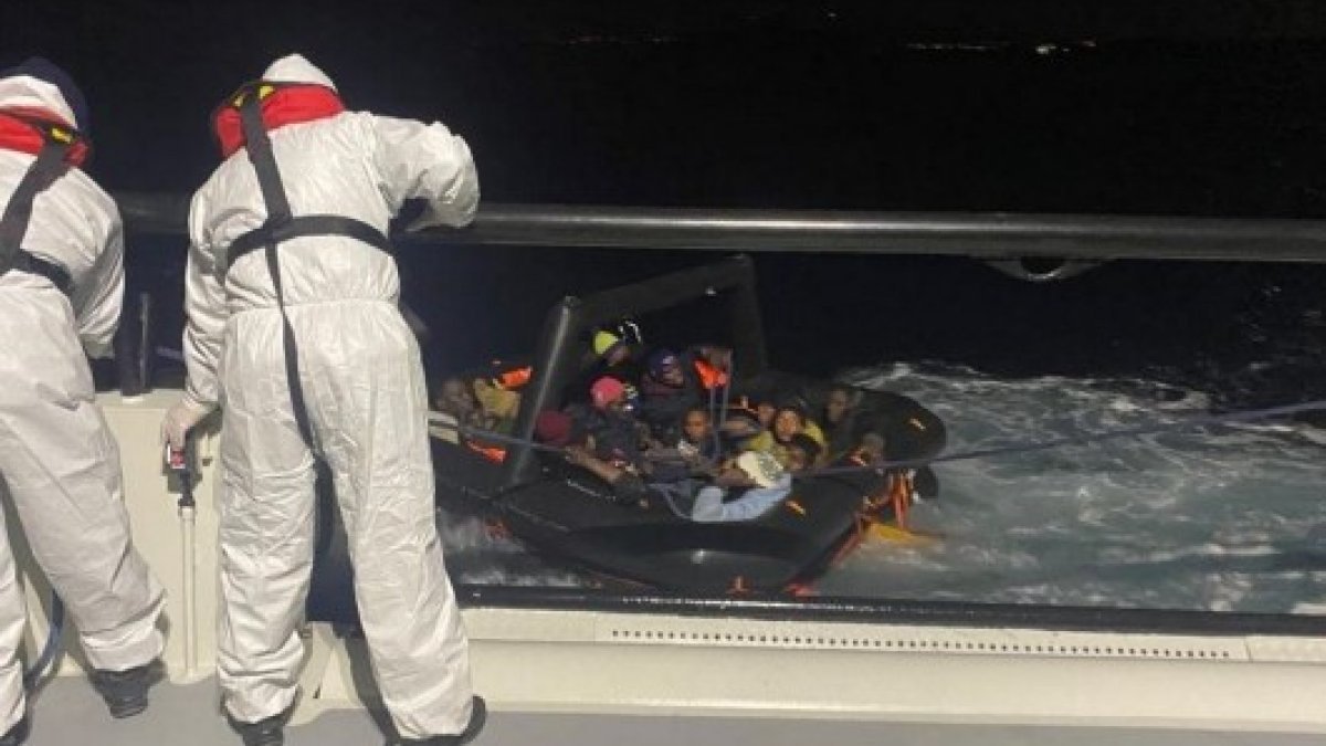 İzmir'in Çeşme açıklarında 15 kaçak göçmen kurtarıldı