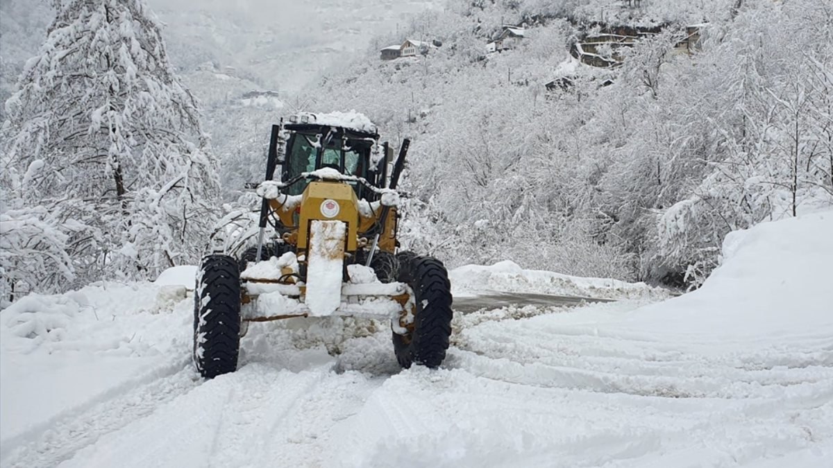 Orta ve Doğu Karadeniz'de köy yolları kapandı