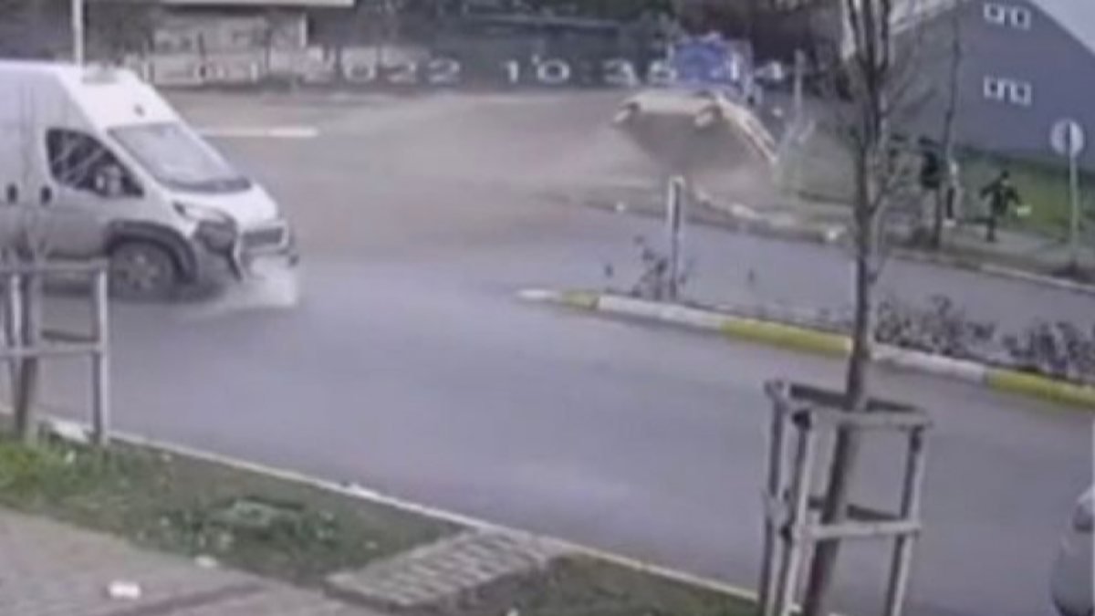 Sultanbeyli'de ehliyetsiz çocuk panelvan araca çarptı