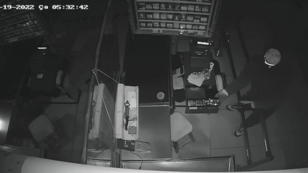 Karabük'te markete giren hırsız para kasasını boşalttı