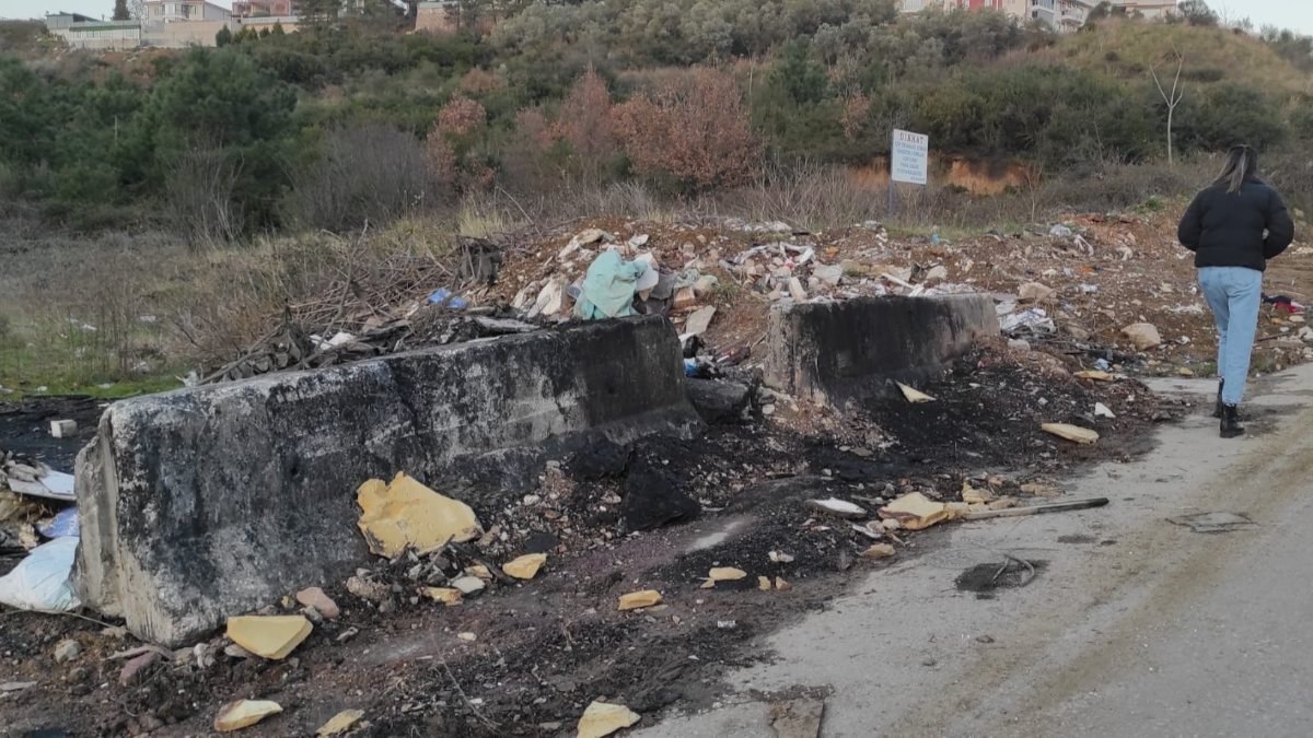 İzmit'te kenarda kalan mahalleleri çöp götürüyor