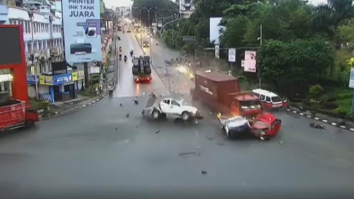 Endonezya'da kırmızı ışıkta duran araçları biçti: 4 ölü, 22 yaralı