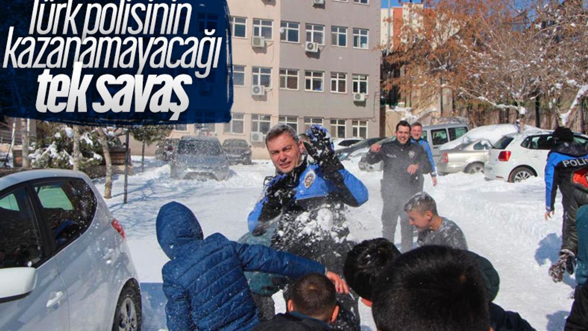 Şırnakta karnelerini alan öğrenciler, polislerle kartopu oynadı