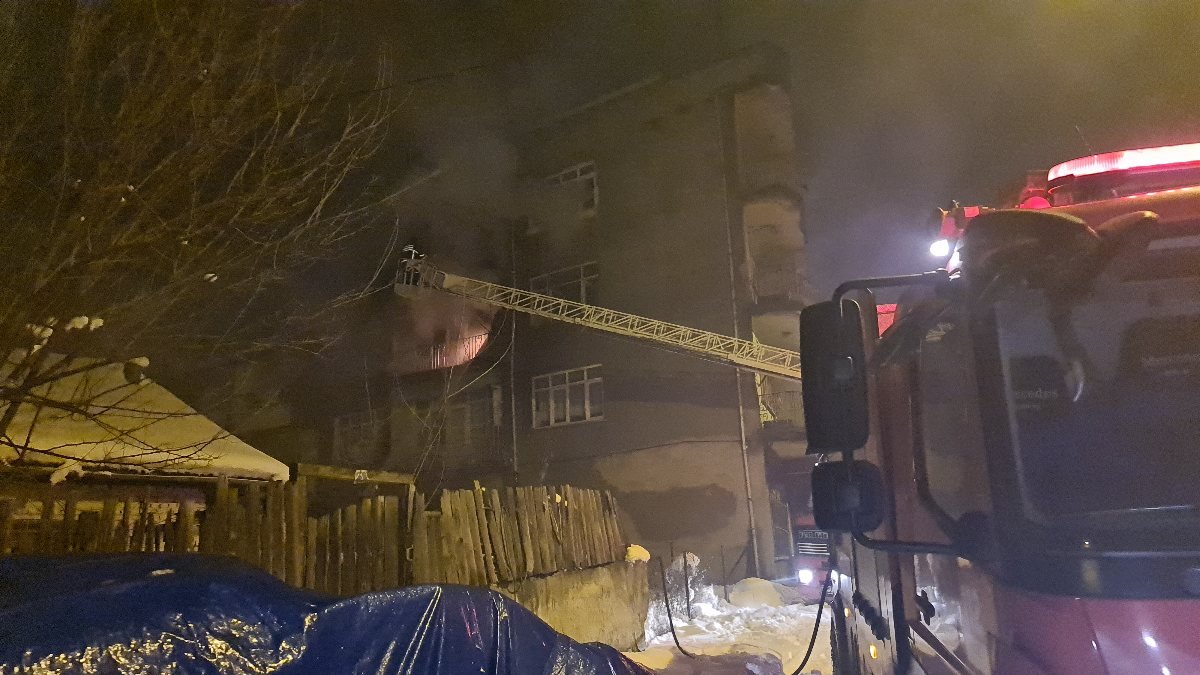 Karabük'te 3 katlı binada yangın çıktı