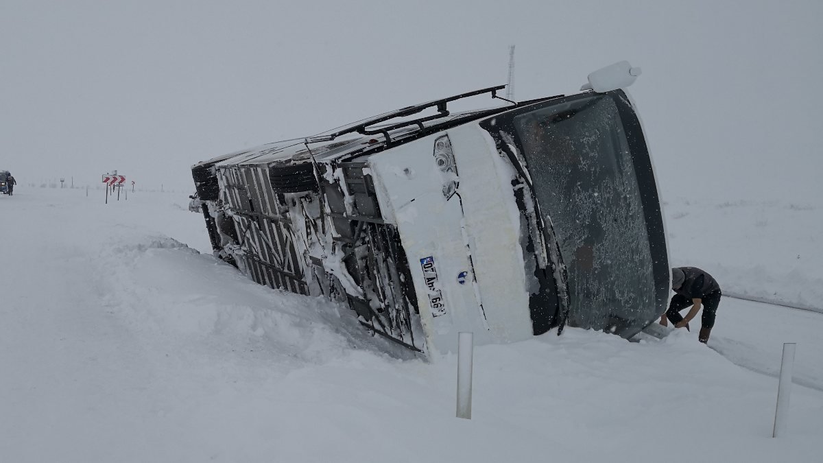 Aksaray'da turist otobüsü devrildi: 4 yaralı