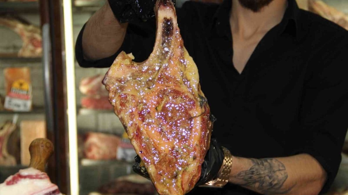 İzmir'de kasapta satılan bin 200 dolarlık et fiyatıyla dikkat çekiyor
