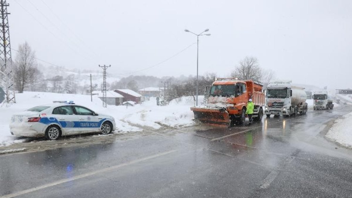 Bolu Dağı kesimi kar sebebiyle trafiğe kapatıldı