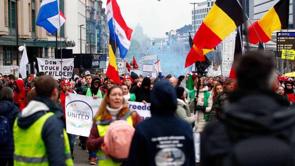 Belçika'da koronavirüs tedbirleri protesto edildi