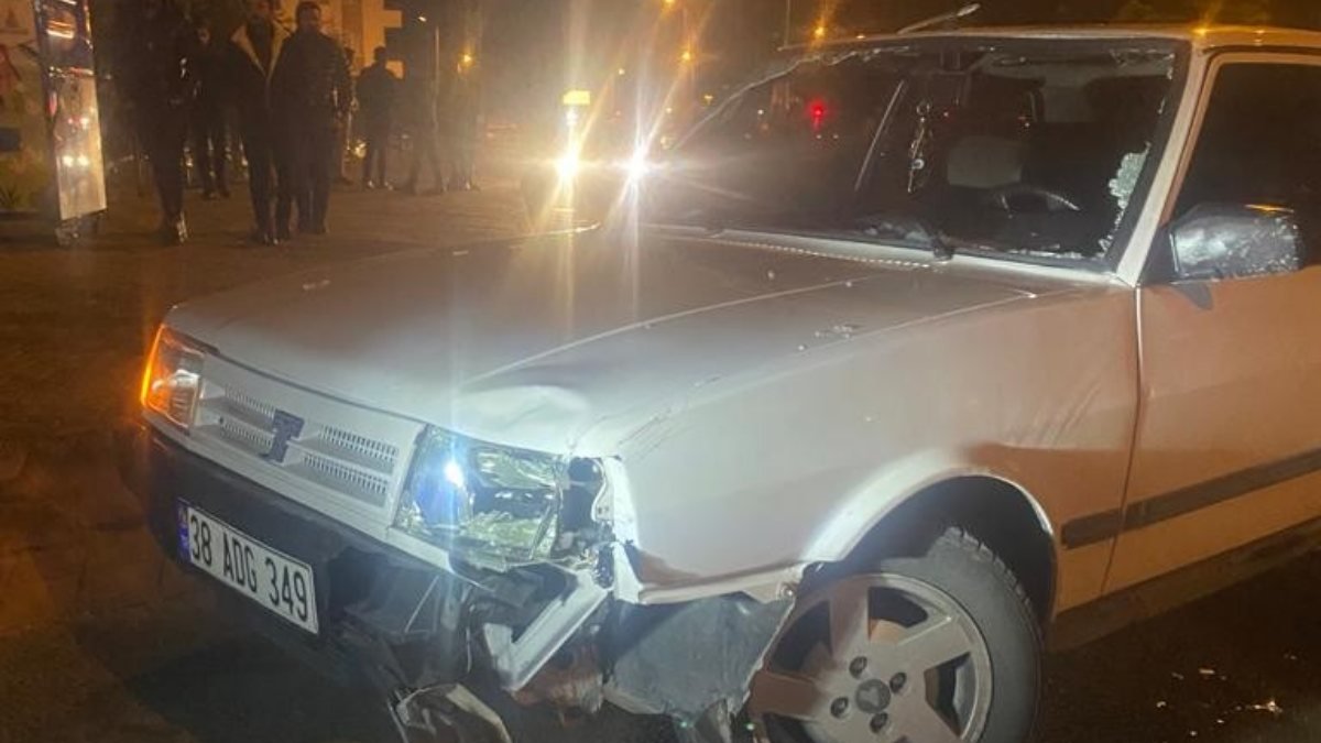 Nevşehir'de bir genç, kız arkadaşı barışma teklifini reddedince, arabanın önüne atladı