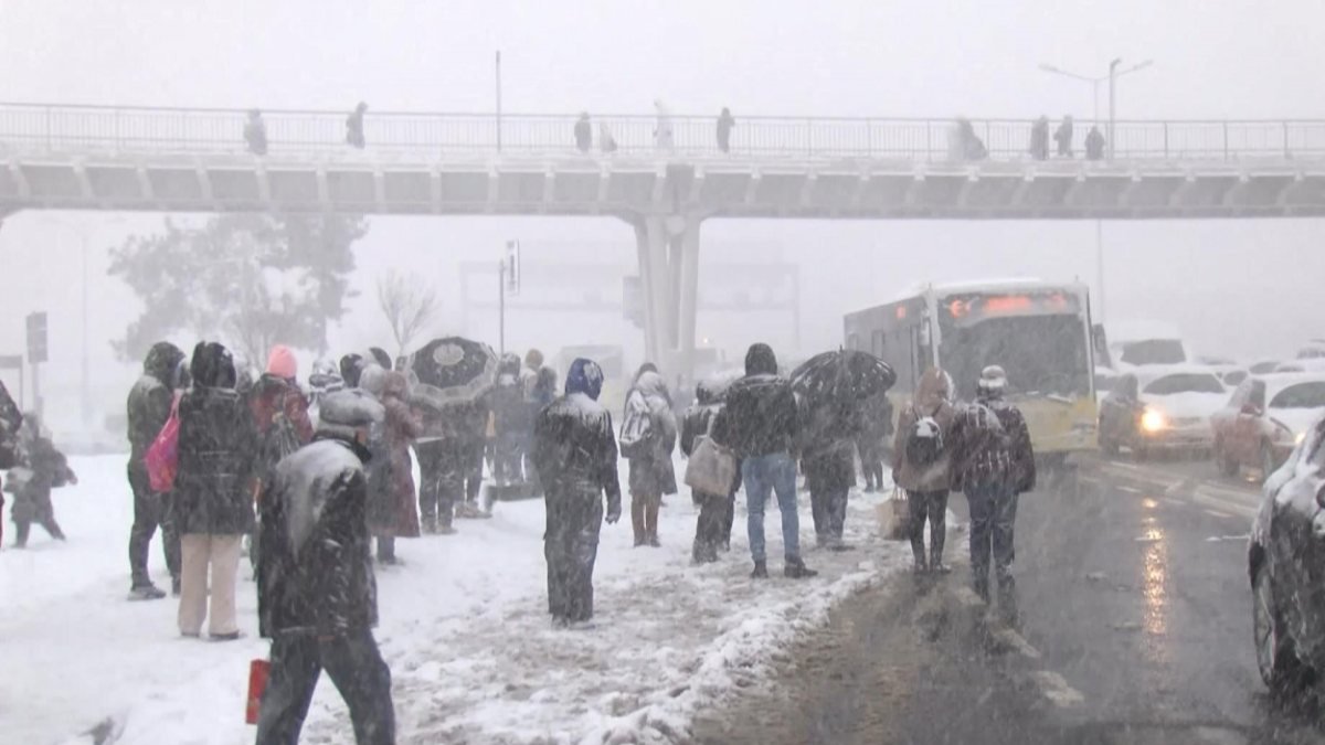 Büyükçekmece'de kar altında dakikalarca otobüs beklediler