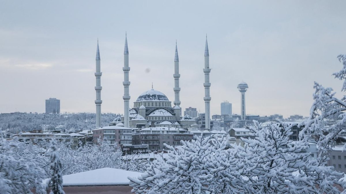İstanbul kar altında! Yarın hava nasıl olacak? 25 Ocak Salı hava durumu