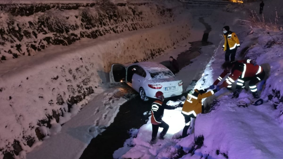 Maltepe'de buzlanan yolda kayan araç dereye uçtu