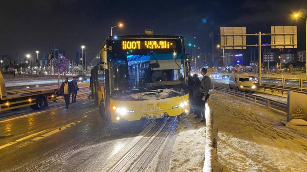 İstanbul'da kar lastiği olmayan 500T kodlu otobüs yolda kaldı