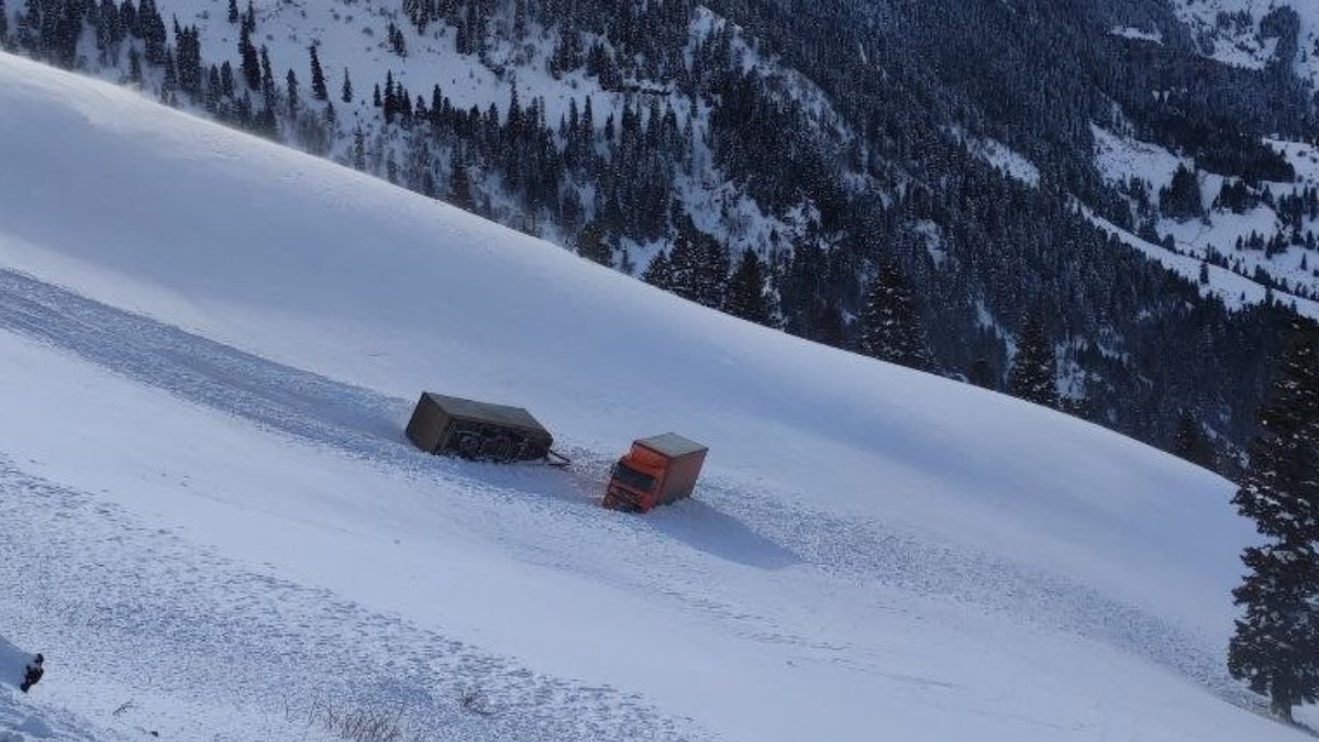 Artvin'de buzlanma nedeniyle 2 tır uçuruma yuvarlandı