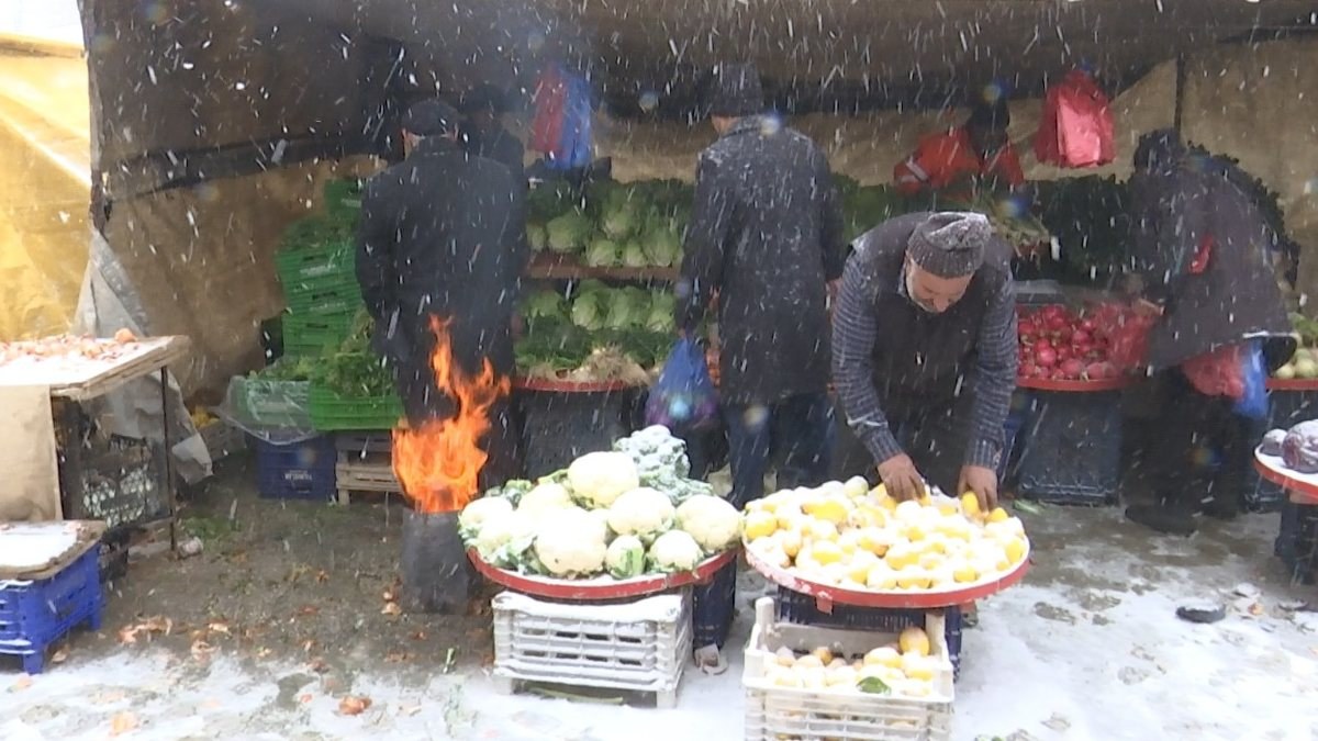 Elazığ'daki dondurucu soğukta pazar esnafının ekmek mücadelesi