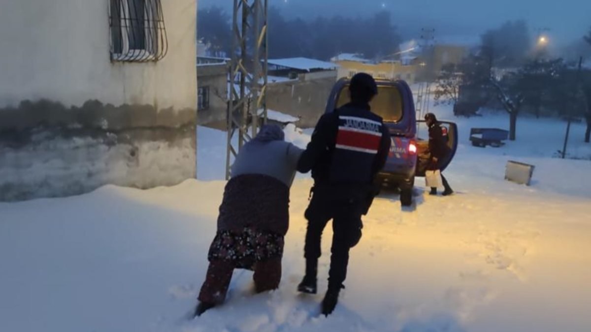 Gaziantep'te oğlunu göremeyen teyzenin yardımına jandarma yetişti